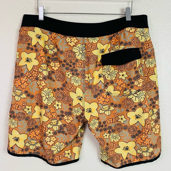 Surfcuz Floral 4 Way Stretch Board Shorts Size 36 - Picture 3 of 5